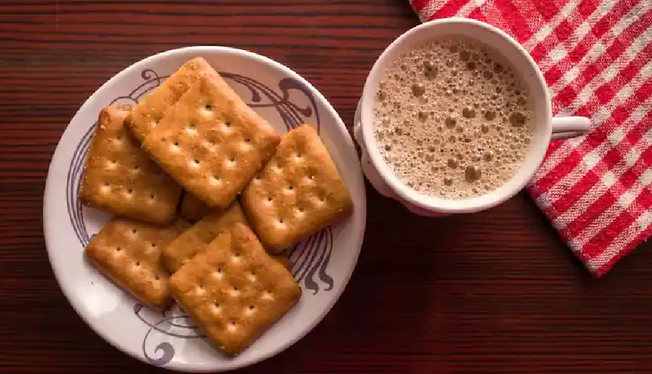 चाय के साथ रोज सुबह बिस्कुट खाना, जानिए आपकी सेहत के लिए कितनी खतरनाक है यह आदत?