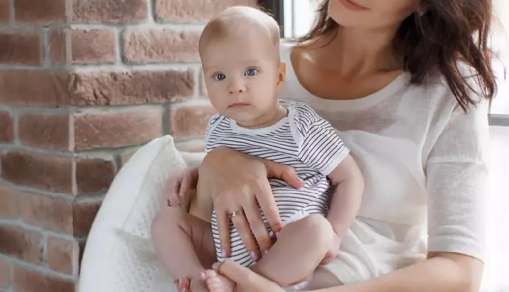 safe baby holding positions,proper ways to hold a baby,holding a newborn safely,infant holding techniques,secure baby carrying positions,safe baby handling tips,new parent baby holding guide,best positions for holding a baby,safe infant handling guidelines,child safety in holding positions