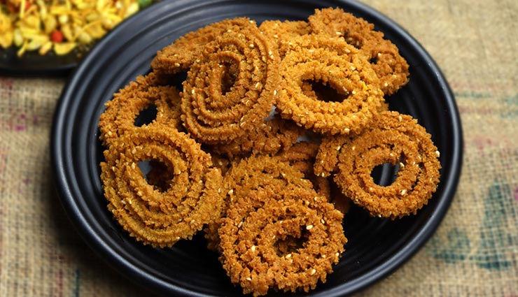 Holi Special : मेहमानों के लिए स्नैक्स में बनाए गुजराती चकली #Recipe
