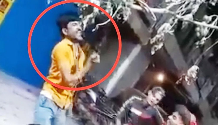 MP: होलिका दहन के दौरान डीजे पर डांस करते हुए युवक ने अपने सीने में घोंपा चाकू, CCTV में कैद हुई घटना