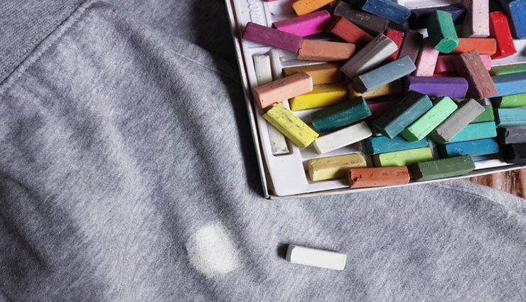 चॉक की मदद से यूँ मिनटों में पाए जिद्दी  दाग-धब्बों से छुटकारा