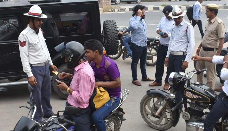 नए ट्रैफिक नियम के बाद दिल्ली में पिछले साल के मुकाबले 3.5 लाख कम कटे चालान नए ट्रैफिक नियम के बाद दिल्ली में पिछले साल के मुकाबले 3.5 लाख कम कटे चालान