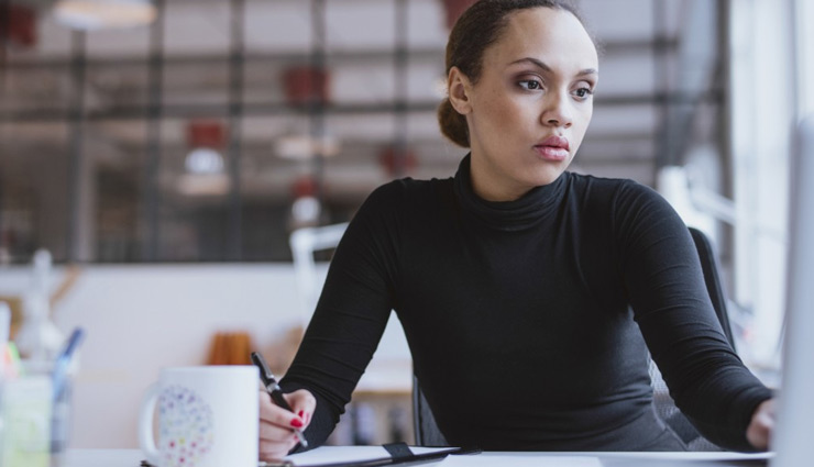 जॉब करते हुए शादीशुदा महिलाओं के सामने आती है ये दिक्कतें, हर वक़्त करना पड़ता है इन मुश्किलों का सामना challenges every women faces,married women challenges