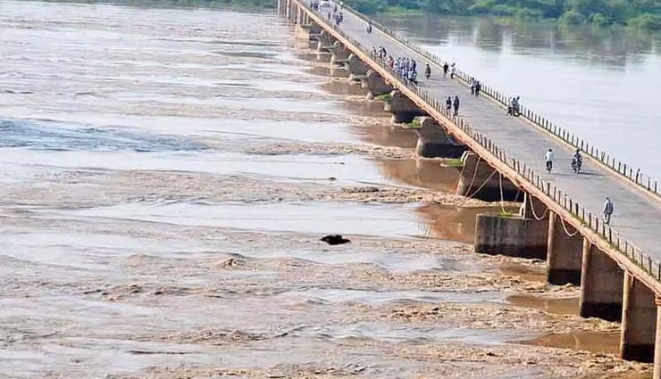 धौलपुर : एक बार फिर उफान पर चंबल नदी, खतरे के निशान से ऊपर निकल गया जलस्तर