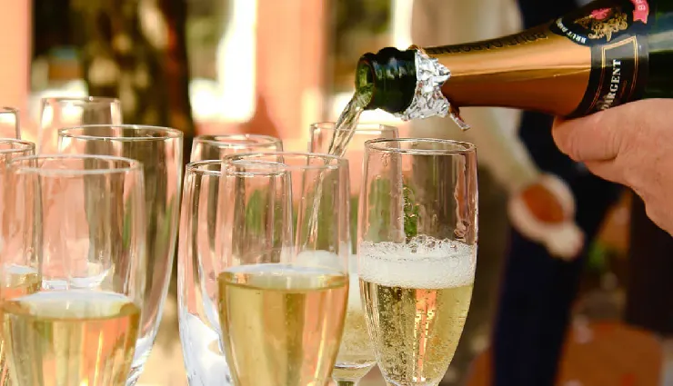 how to prevent hangovers,hangover symptoms,causes of hangovers,tips to avoid hangovers,effects of excessive alcohol,dehydration from alcohol,hangover prevention tips,drinking responsibly,avoid nausea after drinking,hangover headache remedies