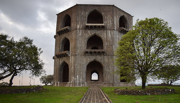 taj mahal,monuments in memory of women