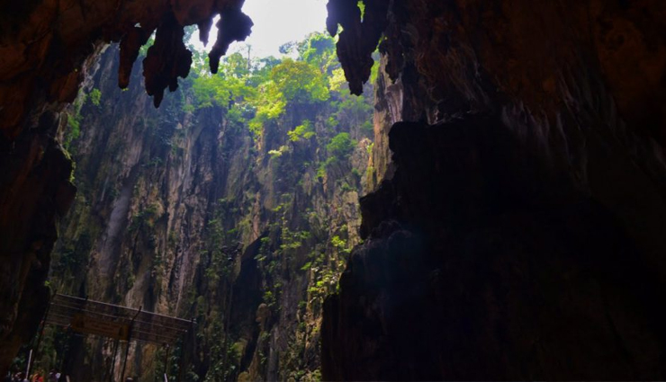 बना रहे हैं कहीं घूमने का प्लान, कर आएं भारत की इन 10 प्रसिद्द गुफाओं की सैर famous cave in india,top caves to visit in india,ancient caves of india,cave exploration in india,best caves for tourists in india,indian cave attractions,historical caves of india,cave tourism in india,famous cave temples in india,cave architecture in india,caving adventures in india,must-see caves in india,indian rock-cut caves,cave art in india,caves with religious significance in india