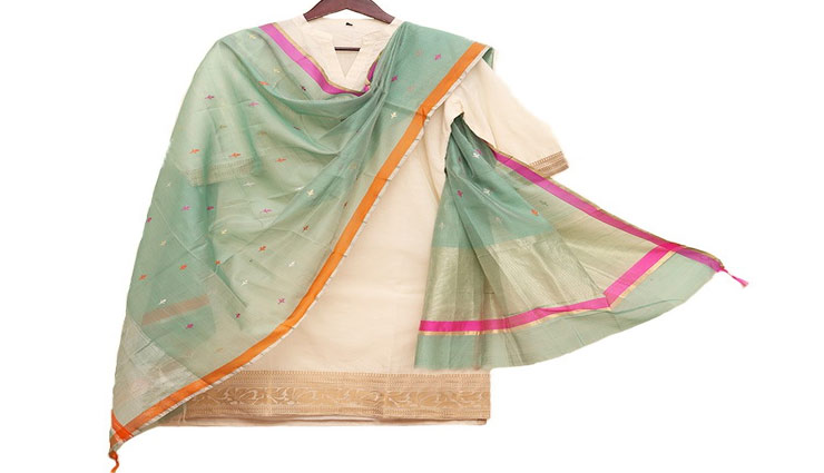 फैशन के अनुरूप चुनाव करे इन दुपट्टो का जो बढायेंगे आपकी खूबसूरती fashion trends in a scarf,types of a scarf,types of tippet,types of a stole,fashion tips,beautiful scarf