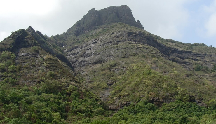Villagers rescue 6 trekkers stuck at Chanderi Fort in Badlapur