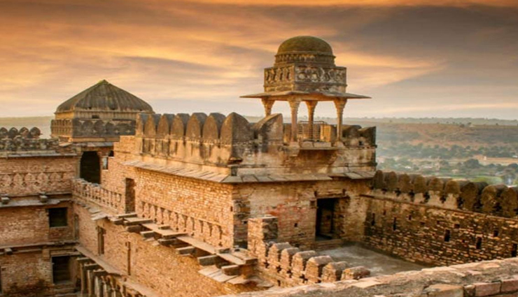 मध्यप्रदेश की भव्य ऐतिहासिक झलक को दर्शाते हैं यहां के किले, जानें इनके बारे में travel places,famous forts,forts of madhya pradesh
