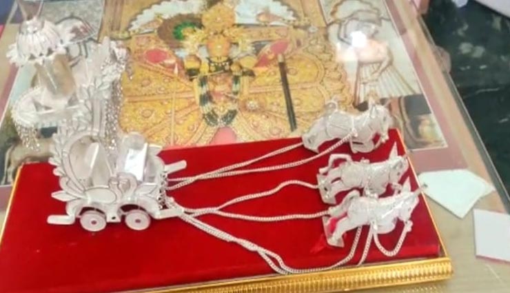 चित्तौड़गढ़ : श्रीसांवलिया सेठ के दरबार में भक्तों ने चढ़ाया चांदी का रथ, बांसुरी, घोड़े और गेहूं के दाने