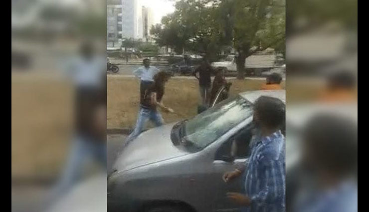 कार में मामूली टक्कर से नाराज युवती ने युवक की रोड से कर दी पिटाई, तमाशबीन बने लोग, वीडियो वायरल