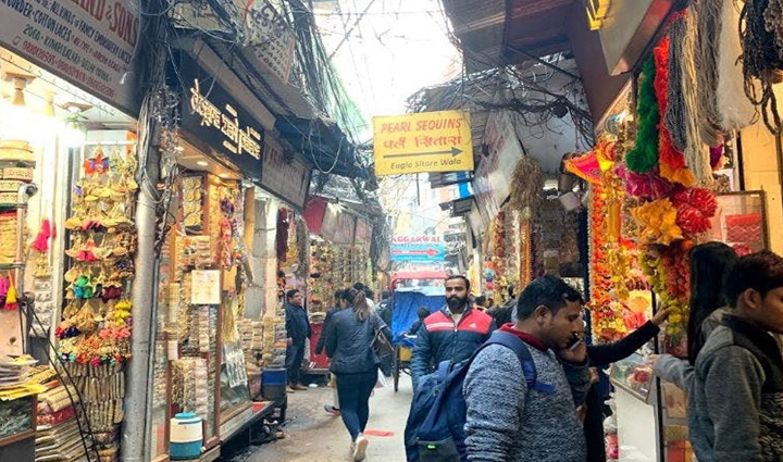 these markets of chandni chowk will fulfill your every shopping wish  you will get cheap goods,holiday,travel,tourism