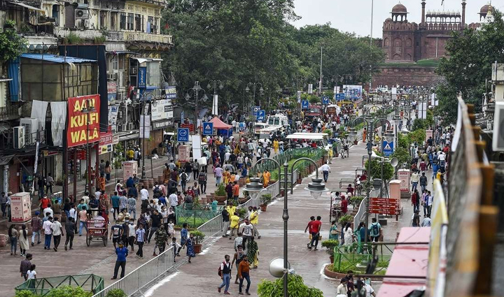 these markets of chandni chowk will fulfill your every shopping wish  you will get cheap goods,holiday,travel,tourism