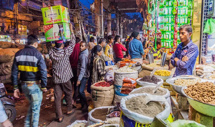 these markets of chandni chowk will fulfill your every shopping wish  you will get cheap goods,holiday,travel,tourism