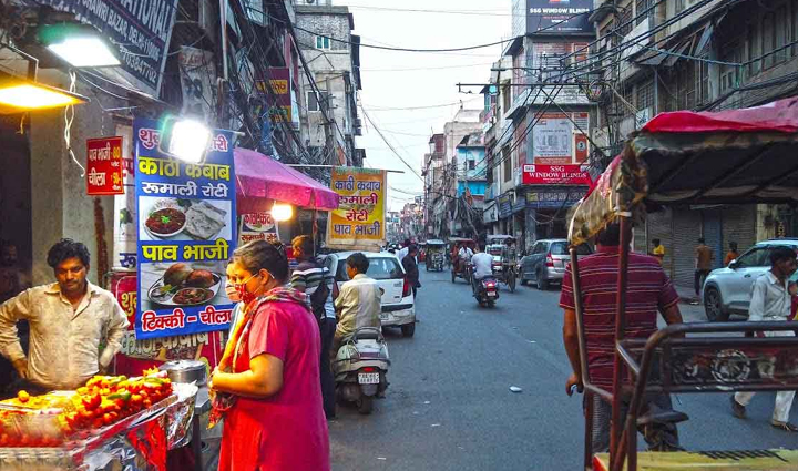 these markets of chandni chowk will fulfill your every shopping wish  you will get cheap goods,holiday,travel,tourism
