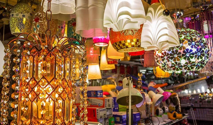 these markets of chandni chowk will fulfill your every shopping wish  you will get cheap goods,holiday,travel,tourism