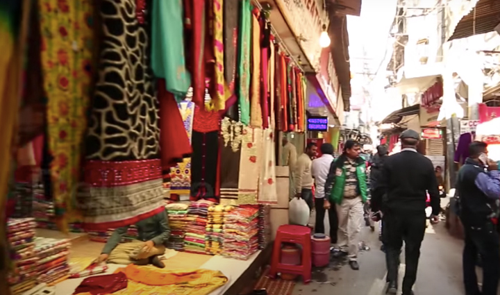 these markets of chandni chowk will fulfill your every shopping wish  you will get cheap goods,holiday,travel,tourism