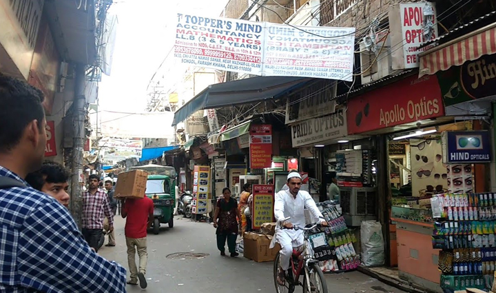 these markets of chandni chowk will fulfill your every shopping wish  you will get cheap goods,holiday,travel,tourism