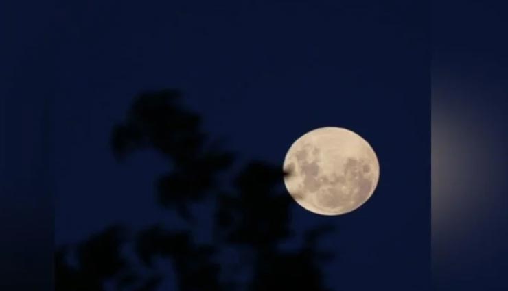 Chandra Grahan 2020 : कुछ ऐसा दिखाई दिया ग्रहण से पहले चांद, लोगों ने की पूजा