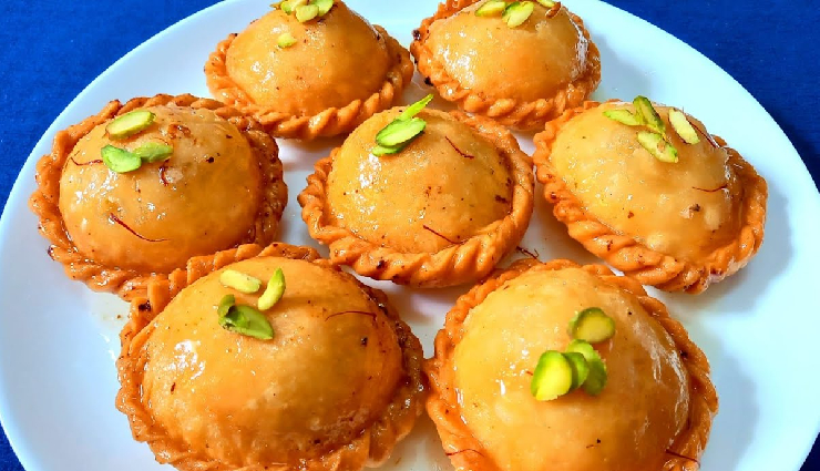 चंद्रकला गुझिया से त्योहार में लग जाएंगे चार चांद, बच्चों को आसानी से लुभा लेती है इसकी मिठास #Recipe