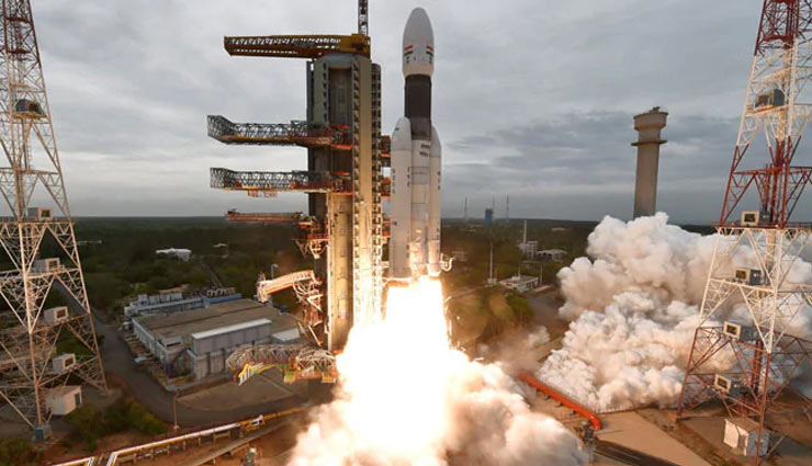 'चंद्रयान 2' की कामयाबी पर क्रेडिट लेने के लिए आपस में भिड़ी राजनीतिक पार्टियाँ