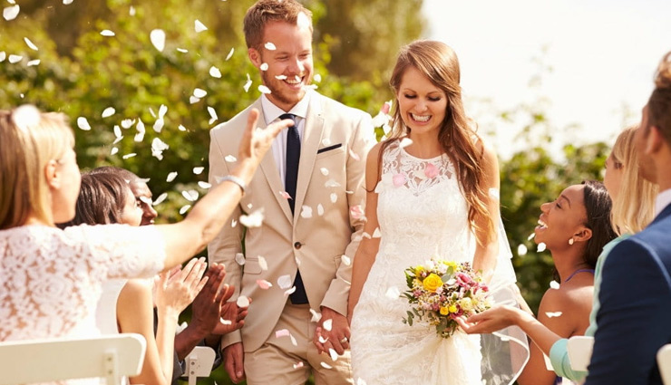 अपनी शादीशुदा जिंदगी को बनाना चाहते हैं खुशहाल, आजमाए ये उपाय tips to live a happy life with your life partner,happy married life tips,mates and me,relationship tips