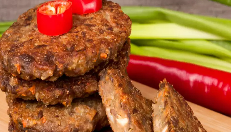 chapli kebab recipe,pakistani cuisine,khyber pakhtunkhwa,ground meat,beef recipe,lamb recipe,spicy,flavorful,traditional,shallow-fried,crispy,juicy,homemade,easy,non-vegetarian,appetizer,main course,party food,indian subcontinent cuisine,popular recipe,gram flour recipe,aromatic spices,onion and herb garnish,pakistani street food,south asian cuisine