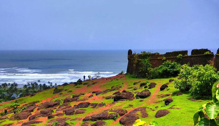 north goa tourist attractions,best places to visit in north goa,north goa beaches,aguada beach goa,calangute beach,vagator beach,baga beach,chapora fort,basilica of bom jesus,mangueshi temple,north goa flea market,anjuna beach flea market,goa party spots,north goa shopping