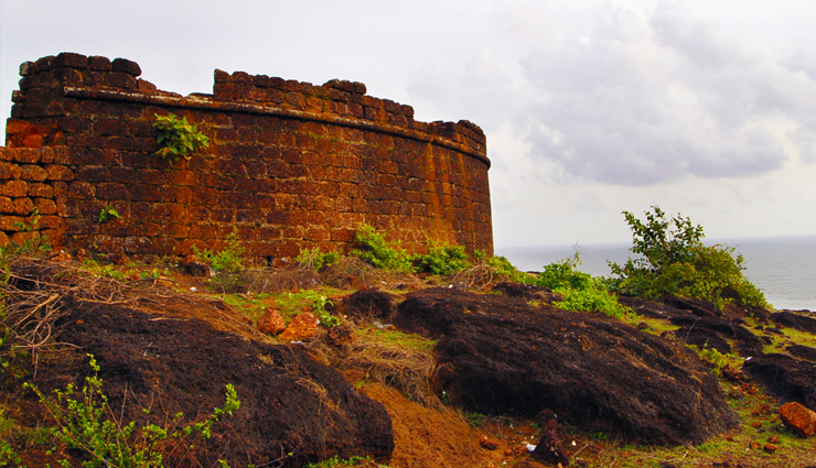 must visit tourist attractions in goa,top places goa,goa tourism,calangute beach,old goa,dudhsagar waterfalls,anjuna beach,chapora fort,palolem beach,fontainhas,aguada fort,baga beach,Butterfly Beach,spice plantations,goa travel guide,goa in february,things to do in goa