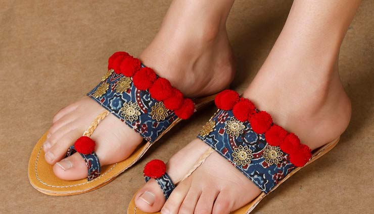 Navratri 2019: इस नवरात्रि ये फुटवियर बनाएंगे आपको स्टाइलिश, हर आउटफिट के लिए परफेक्ट navratri 2019,fashion trends,navratri fashion trends,fashion tips,kolhapuri chappal,mojadi