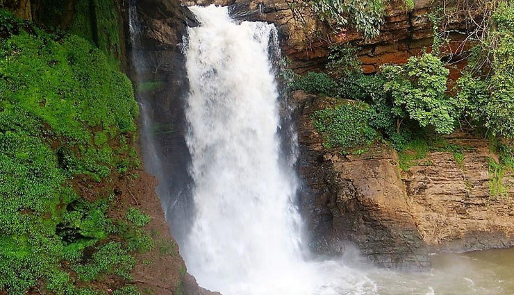 goa waterfalls,best waterfalls in goa,dudhsagar waterfall goa,beautiful waterfalls in goa,top waterfalls in goa,must-visit waterfalls goa,goa nature spots,goa trekking waterfalls,goa waterfall tour,goa hidden waterfalls,kesarval waterfall,tambdi surla waterfall,bamanbudo waterfall,kuskem waterfall,arvalem waterfall,charavane waterfall.