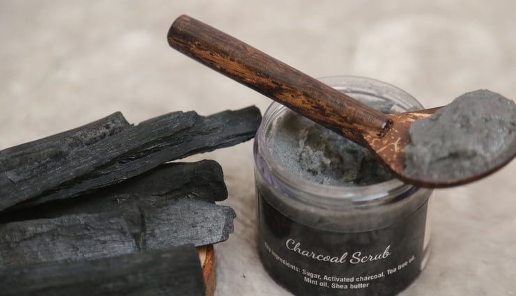 facial scrub with charcoal,diy facial scrub,chacoal facial scrub,beauty tips,beauty hacks,skin care tips