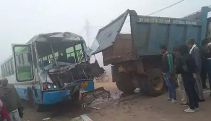 Haryana News: चरखी दादरी में ट्रक से टकराई बस, 20 लोग घायल; बस चालक के दोनों पैर टूटे 
