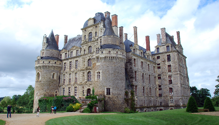 haunted places to visit,most haunted destinations,ghostly locations worldwide,eerie tourist spots,haunted landmarks to explore,supernatural travel destinations,scary places for tourists,ghost hunting hotspots,paranormal attractions around the globe,spooky travel destinations,haunted sites for thrill-seekers,creepy places to visit on vacation,top haunted spots worldwide,places with ghostly legends,scariest travel destinations