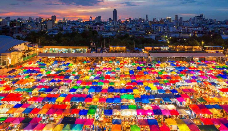 best shopping in bangkok,emquartier shopping mall,siam square,asiatique the riverfront,damnoen saduak floating market,chatuchak weekend market,mbk center,patpong night market,union mall,victory monument market,platinum mall bangkok