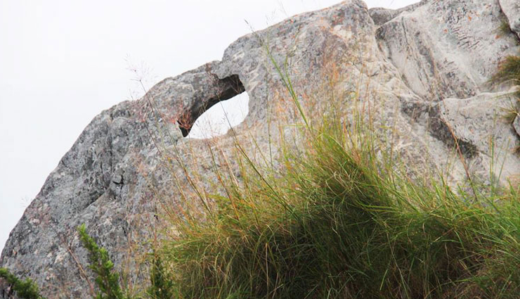 mukteshwar travel guide,mukteshwar must-see places,mukteshwar temple,sitla mukteshwar,ramgarh attractions,chauli ki jali,peora birdwatching,bhalugaad falls,indian veterinary research institute,mukteshwar inspection bungalow,methodist church mukteshwar