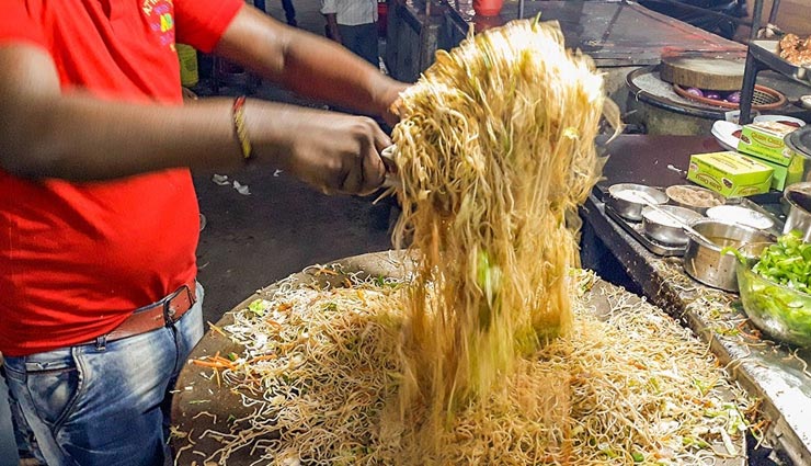 इस दुकान की चाऊमीन के लिए लगती हैं ग्राहकों की लंबी कतार, आखिर ऐसा क्या हुआ कि सभी हुए गुस्सा