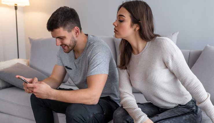 signs of cheating boyfriend,is my boyfriend cheating,how to tell if boyfriend is cheating,cheating signs,boyfriend infidelity,relationship advice,unfaithful boyfriend