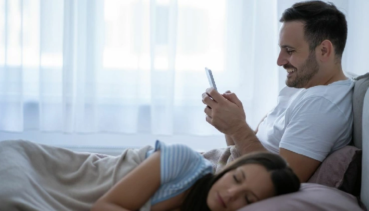 social media and relationships,impact of social media on love,social media jealousy,relationship problems due to social media,breakups and social media,facebook instagram love issues,digital age relationships,social media addiction effects,online relationship challenges,social media relationship advice