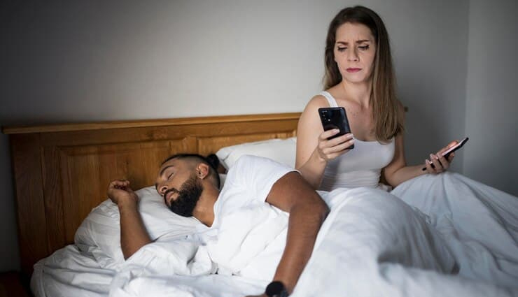 signs of cheating boyfriend,is my boyfriend cheating,how to tell if boyfriend is cheating,cheating signs,boyfriend infidelity,relationship advice,unfaithful boyfriend