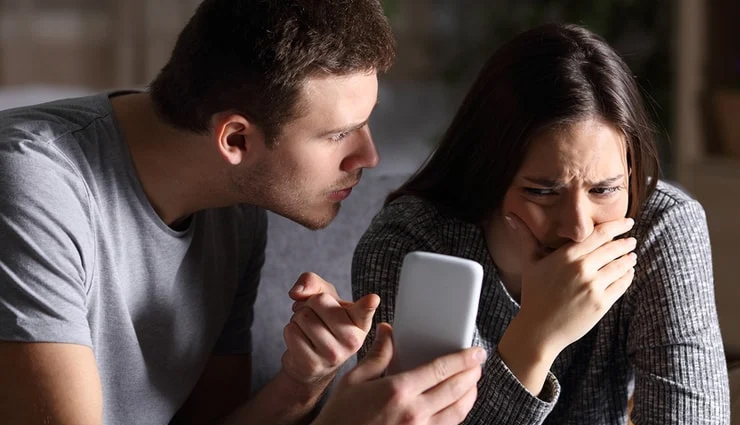 8 Major Signs of a Cheating Wife