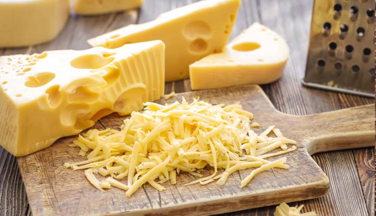 intimate,intimacy,love,food to avoid during intimacy,black liquorice,cheese,Chocolate,hot dogs,french fries