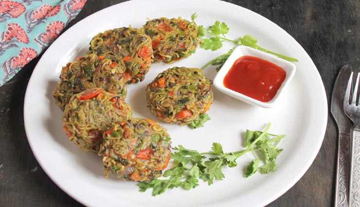 बेहतरीन स्नैक्स के लिए बनाए चीज़ नूडल्स कटलेट #Recipe