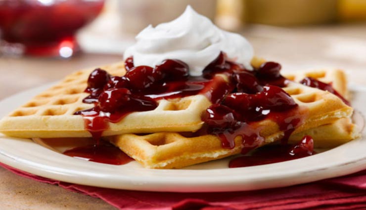 बच्चों को बहुत पसंद आते हैं Cherry Waffles, क्रिसमस पर जरूर बनाए #Recipe