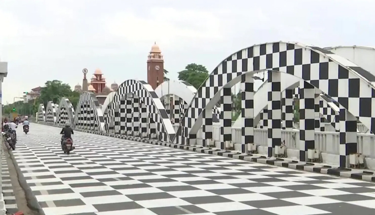 शतरंज ओलिंपियाड के लिए ब्लैक एंड व्हाइट चेस बोर्ड की तरह पेंट कर डाला पूरा ब्रिज #VIDEO 