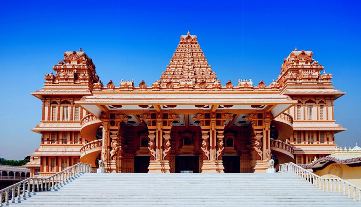 सांप्रदायिक एकता का समागम हैं राजधानी दिल्ली, जाएं तो जरूर करें इन धार्मिक स्थलों का दीदार delhi temples,best temples in delhi,temple tour delhi,spiritual places in delhi,famous temples in delhi,delhi temple guide,top hindu temples in delhi,religious sites in delhi,explore temples of delhi,divine retreats in delhi