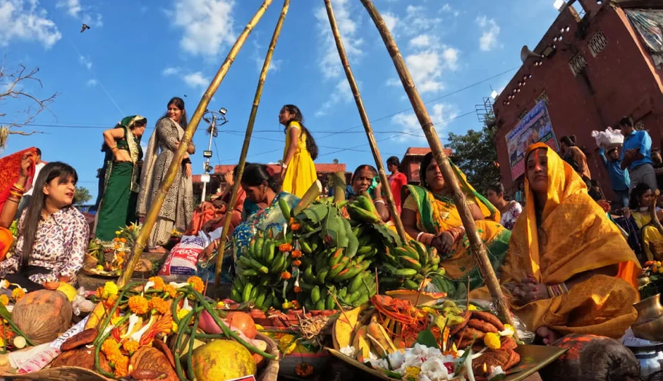 Chhath Puja 2025: छठी मैया कौन हैं? जानें संतान की रक्षा और सुख-समृद्धि देने वाली देवी का महत्व