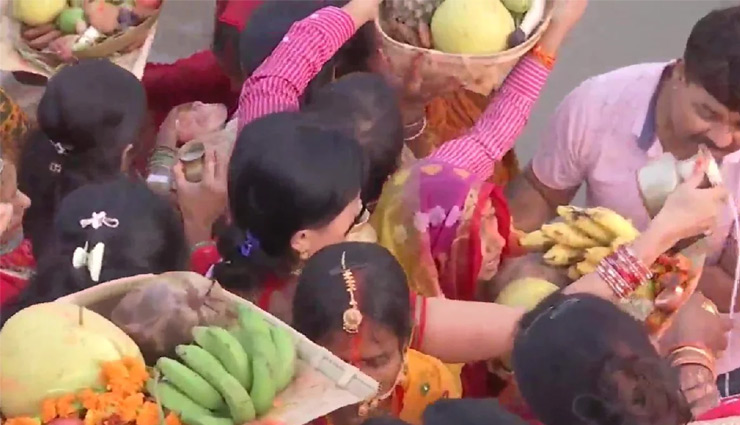 Chhath Puja Photos: उगते सूर्य को अर्घ्य के साथ छठ महापर्व संपन्न, घाटों पर उमड़ी श्रद्धालुओं की भीड़ 
