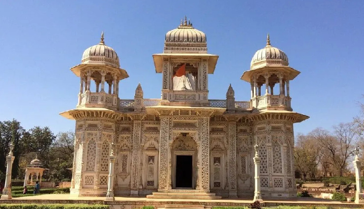 tourist spots in shivpuri,shivpuri attractions,madhav national park,chhatris shivpuri,bhadaiya kund,survaya ki garhi,tatya tope memorial,sakhya sagar lake,panihar,madhav vilas palace,narwar fort,banganga,travel madhya pradesh